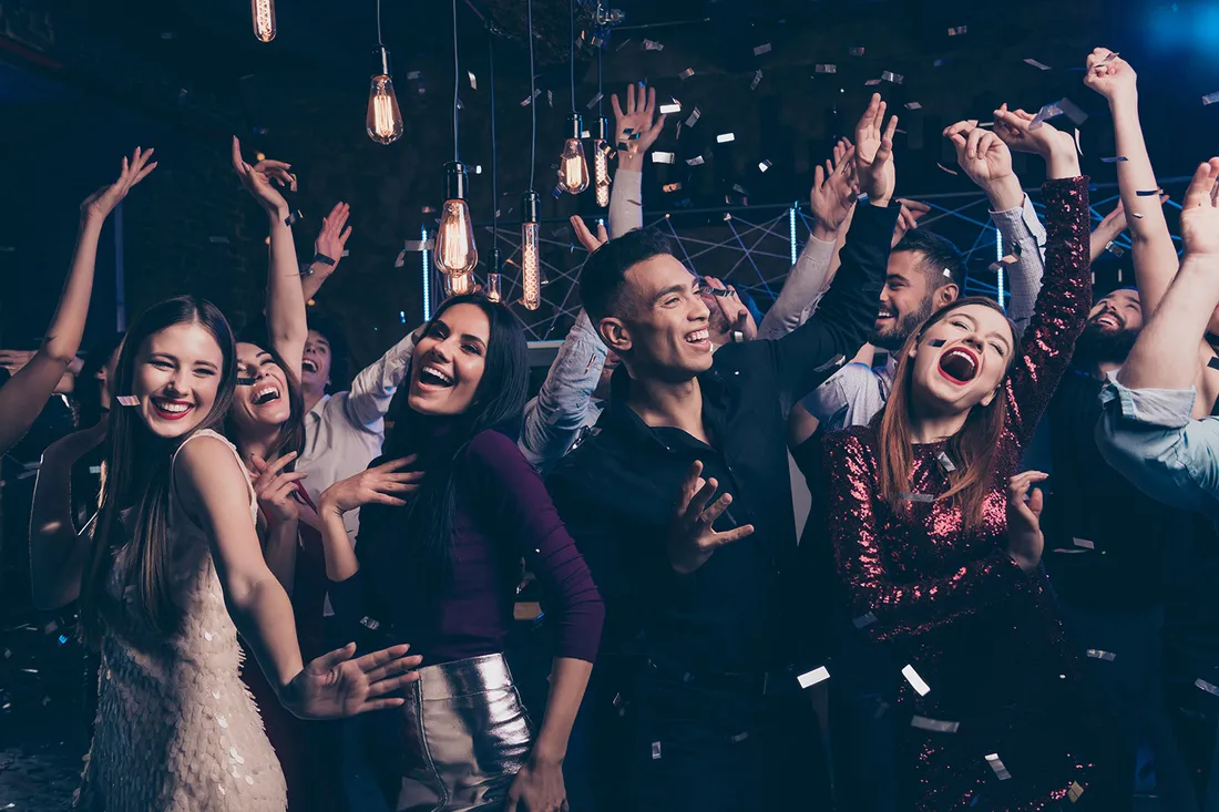 Portrait niedlich attraktiv lieblich Jugend Millennial Person lachen aufgeregt lustig funky Bewegung mit Spaß Freizeit auf der Tanzfläche