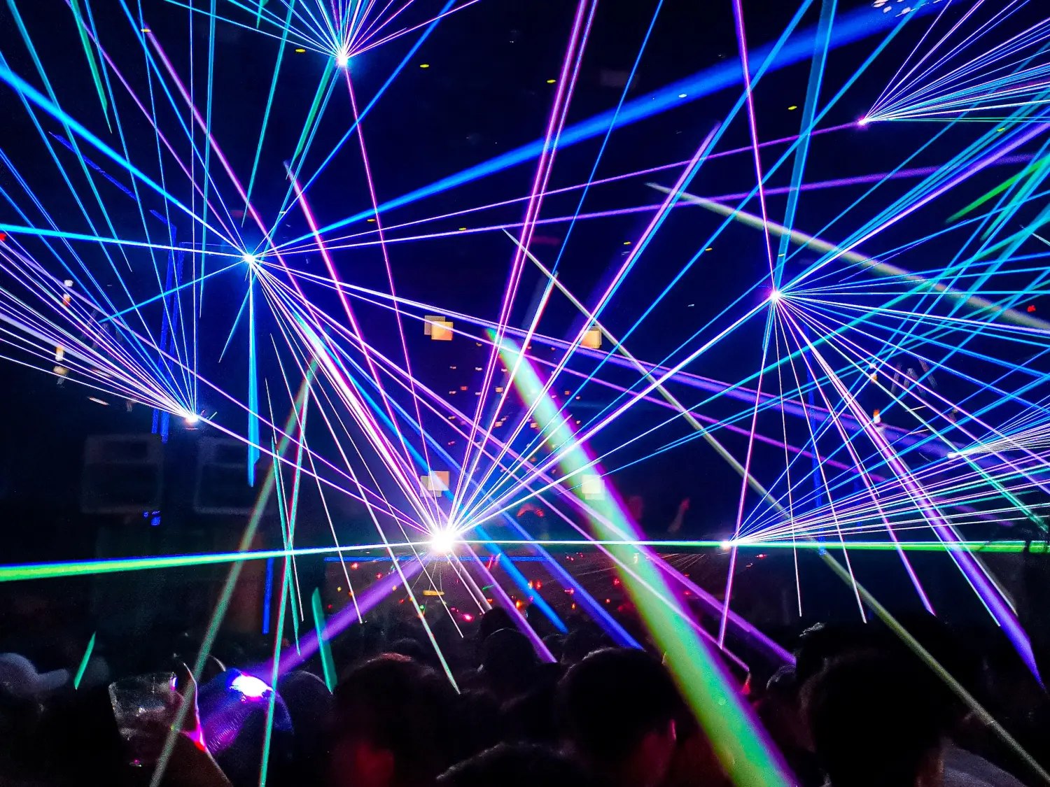 Bunte Laser in einem Nachtclub